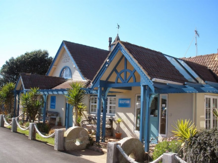 Byron's Resort – Otaki Beach