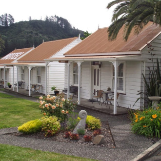 Coromandel Colonial Cottages Motel