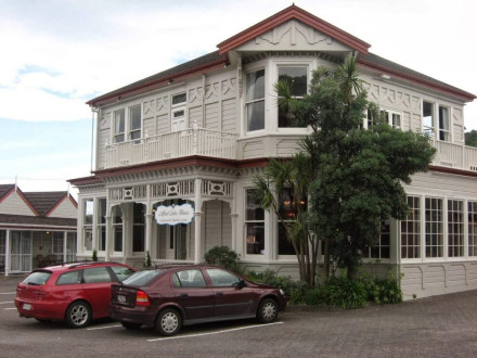 Settlers Motor Lodge / Alfred Coles House