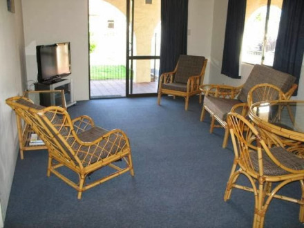 Captain's Quarters Motor Inn