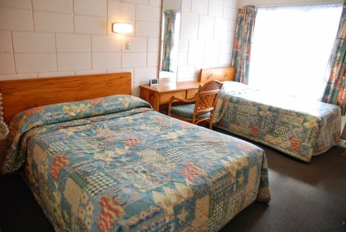 Manhattan Lodge Motel